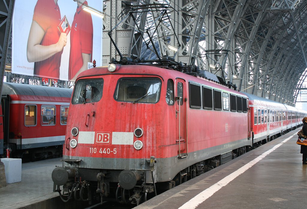 Die 110 440-5 steht beidseitig aufgebgelt in Frankfurt HBF nach ihrer RB Verstrkerleistung am 22.10.2009