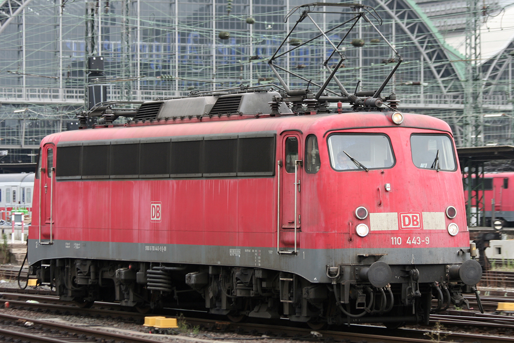 Die 110 443-9 rangiert durch Frankfurt a.M. HBF am 17.08.2010