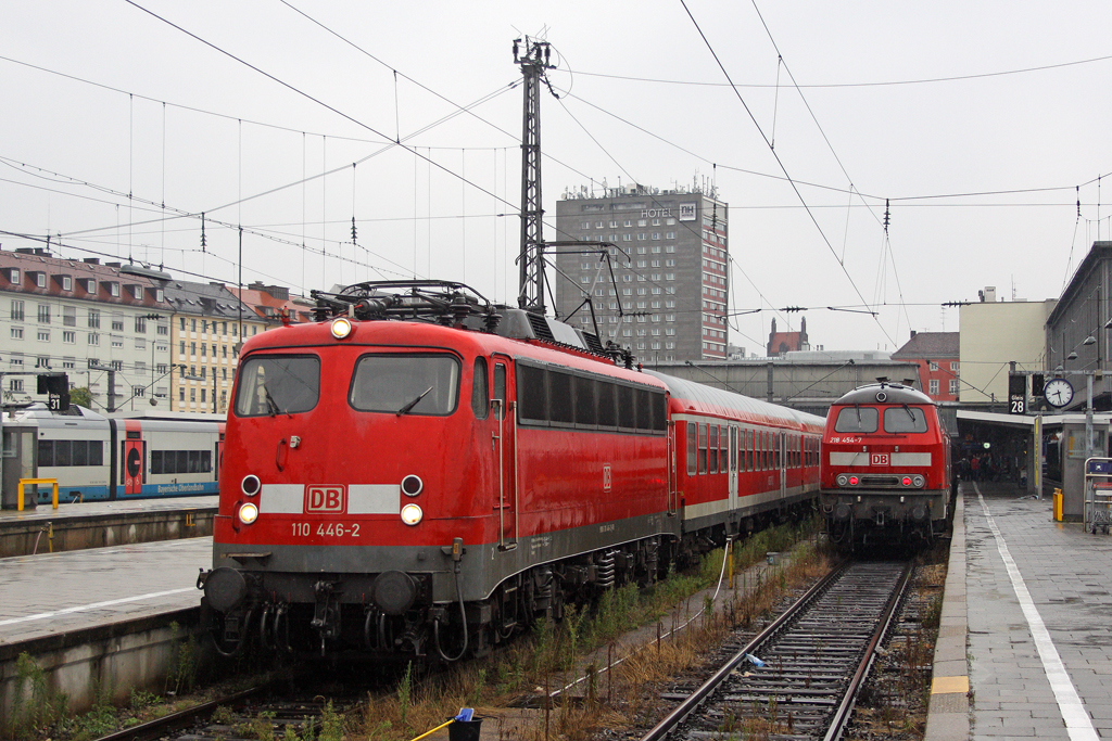 Die 110 446-2 und 218 454-7 in Mnchen Hbf am 07,08,10