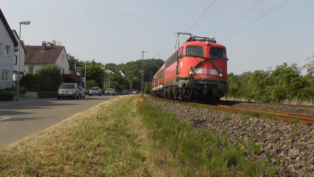 Die 110 446 auf ihrer Abschiedsfahrt in Oberbohingen mit dem RE 19000(Tbingen-Backnang-Marbach-Stuttgart HBF.
Aufgenommen am 2013:07:13 09:23:31.