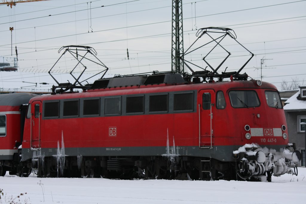 Die 110 447-0 stand am 27.12.2010 in Aachen Rothe-Erde abgestellt, da alle Zusatztakte, die von Aachen ausgingen, ausfiehlen, da die Weichen in Aachen Rothe-Erde eingefrohren sind.