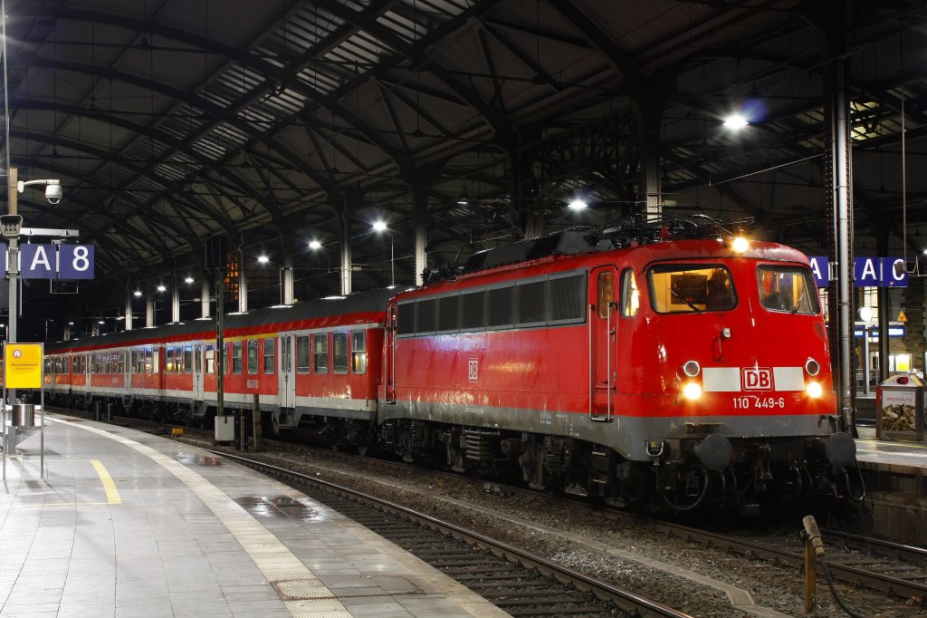 Die 110 449-6 am 14.12.2011 mit einem RE4 Verstrker im Aachener Hbf.