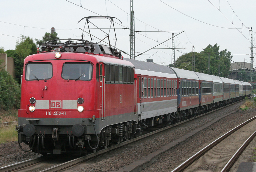 Die 110 452-0 zieht den bunten WDR Schlagerexpress von Brilon Wald ab Dortmund Richtung Kln durch Duisburg Schlenk am 19.06.2011