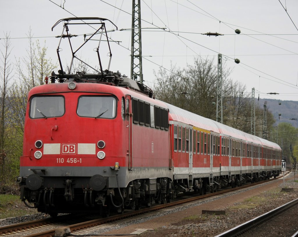 Die 110 456-1 bei der Einfahrt in Aachen Rothe Erde am 05.04.2011.