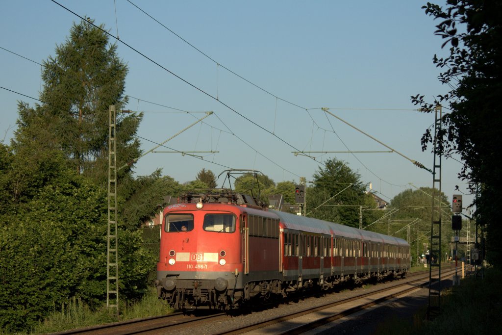 Die 110 456-1 fuhr am 30.05.2011 durch Eilendorf.