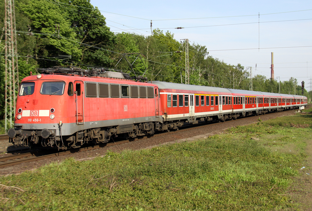 Die 110 456-1 mit dem RB35 Verst�rker von D�sseldorf nach Emmerich in Dinslaken am 14.05.2012