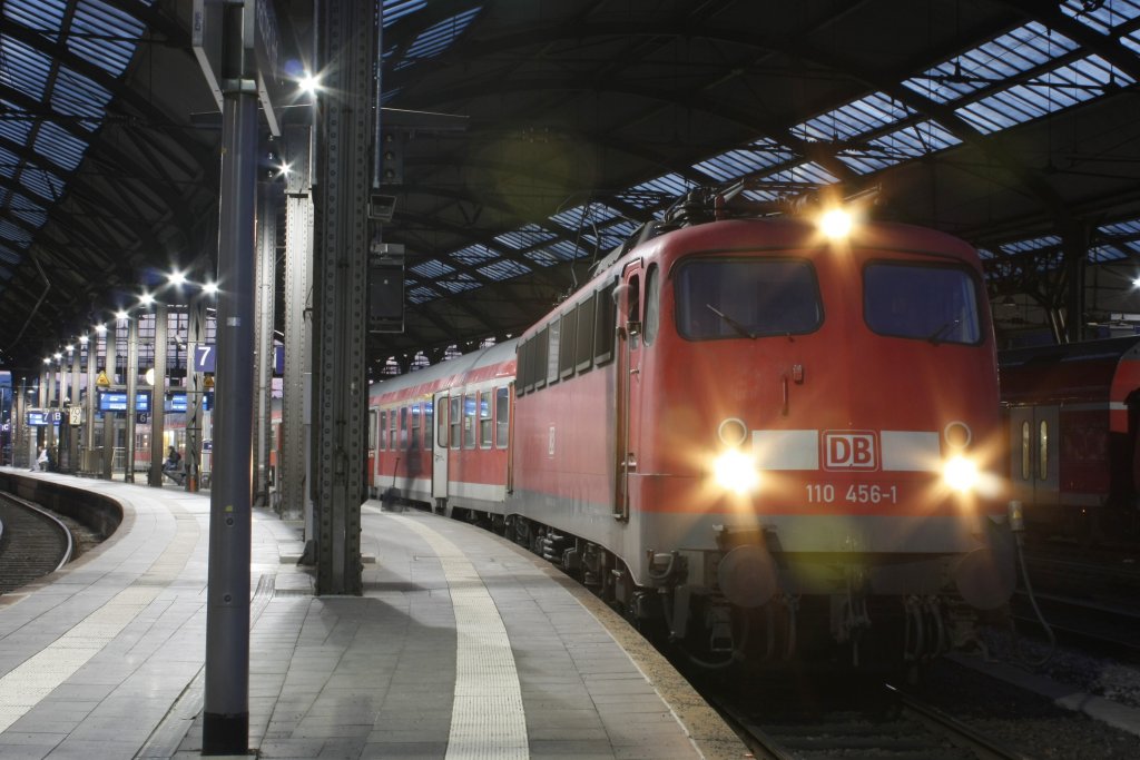 Die 110 456-1 stand am 08.03.2011 mit ihrem RE4 in Aachen Hbf.