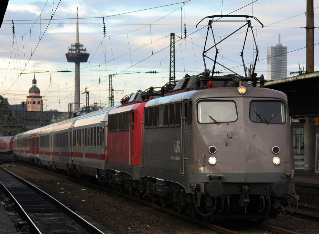 Die 110 457-9 (AEG) war am 08.01.2011 mit der 110 236-7 in einem Pbz durch Kln Messe Deutz.