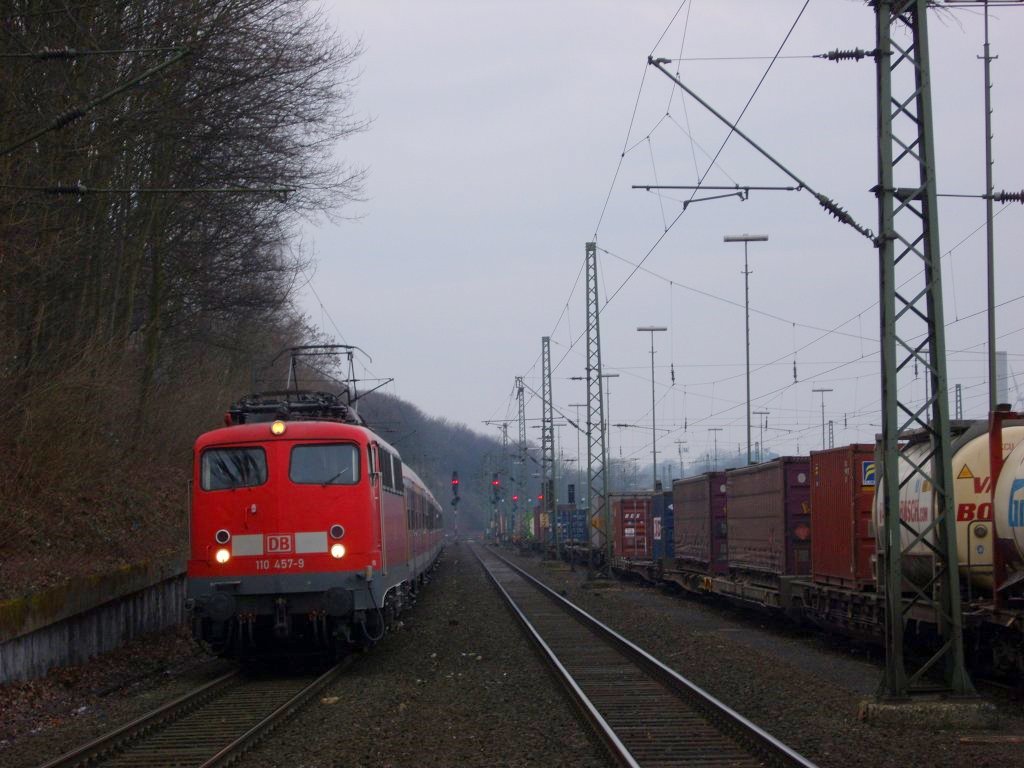 Die 110 457-9 am 12.03.2010 vor dem Fu�ballsonderzug nach Aachen West in Aachen West.