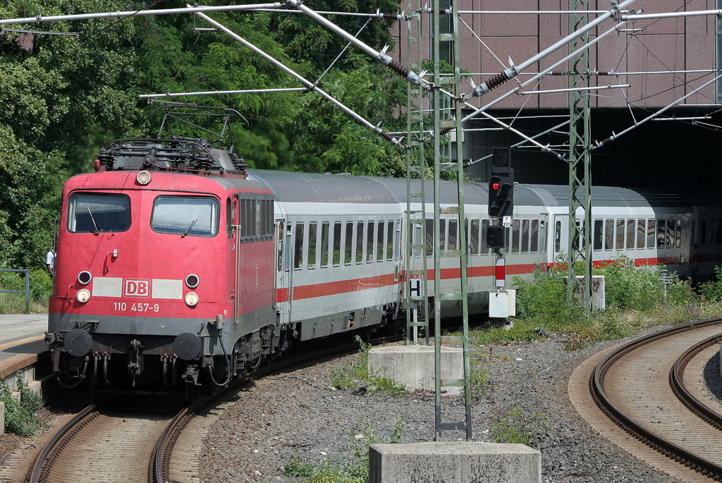 Die 110 457-9 erreicht Kln Messe/Deutz mit einem Saturn DZ aus Berlin am 12.06.2011