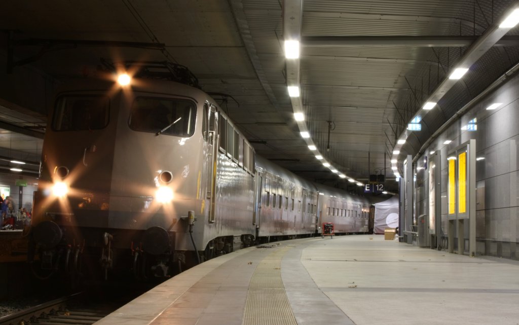 Die 110 457-9 mit dem AEG-Showtrain am 19.11.2010 in Kln Messe/Deutz (Tief).