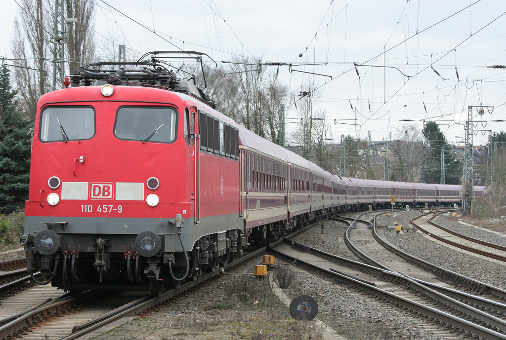 Die 110 457-9 zieht den 18 teiligen Leerzug aus Aachen durch Rheydt HBF nach M�nster am 06.02.2011