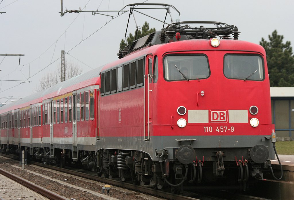 Die 110 457-9 zieht einen Fuballsonderzug aus Bielefeld nach Aachen West durch Rheydt HBF am 12.03.2010