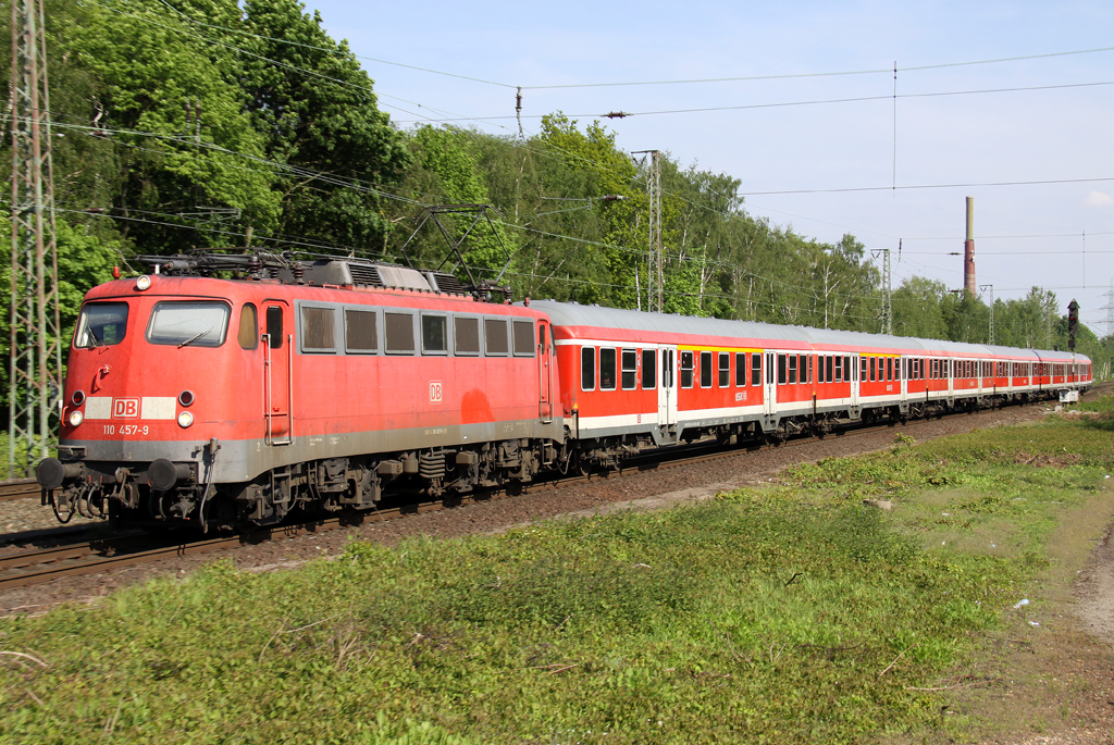 Die 110 457-9 zieht den RB35 Verst�rker von D�sseldorf nach Wesel am 14.05.2012 in Dinslaken 