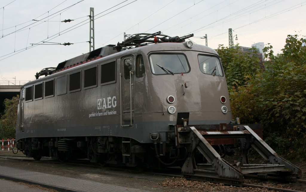 Die 110 457 vom AEG Showtrain am 21.11.2010 in Kln Messe/Deutz.