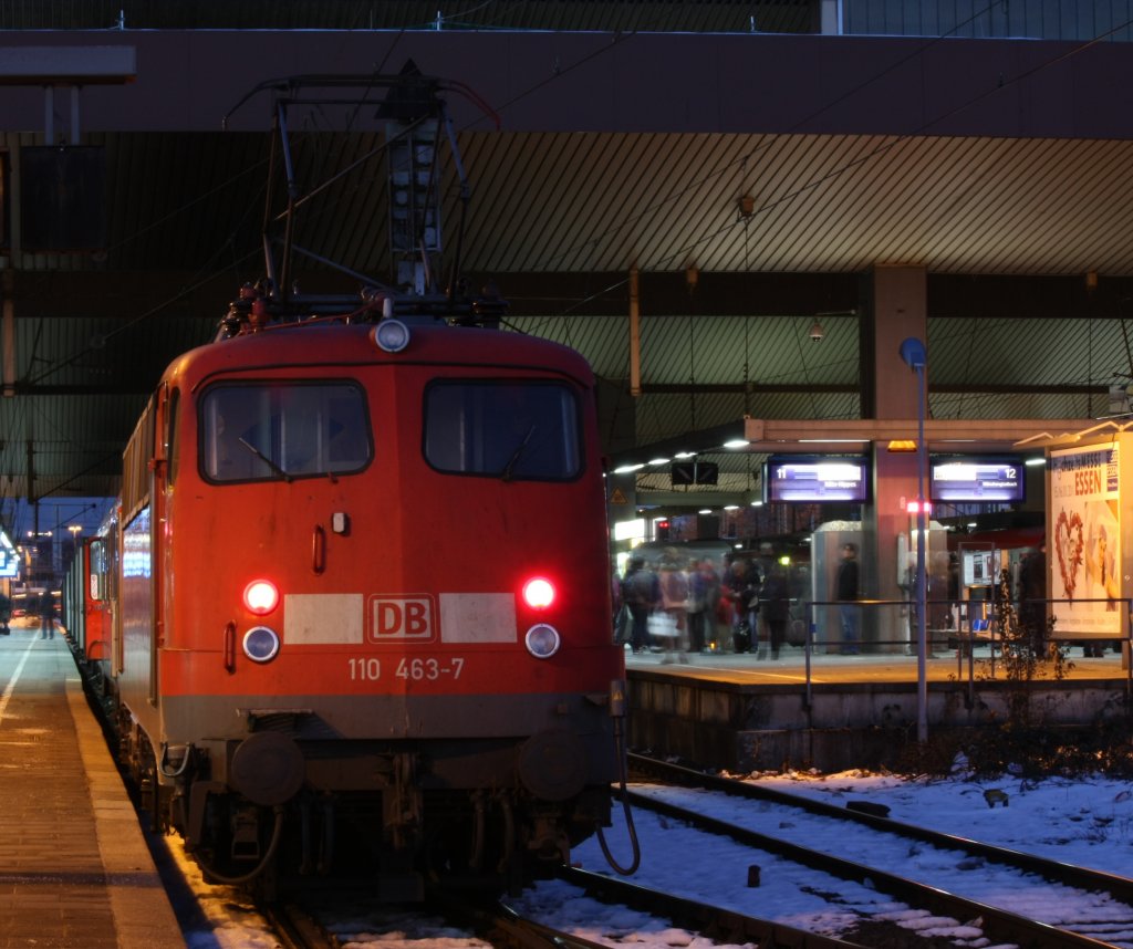 Die 110 463-7 am 30.12.2010 in Dsseldorf Hbf.