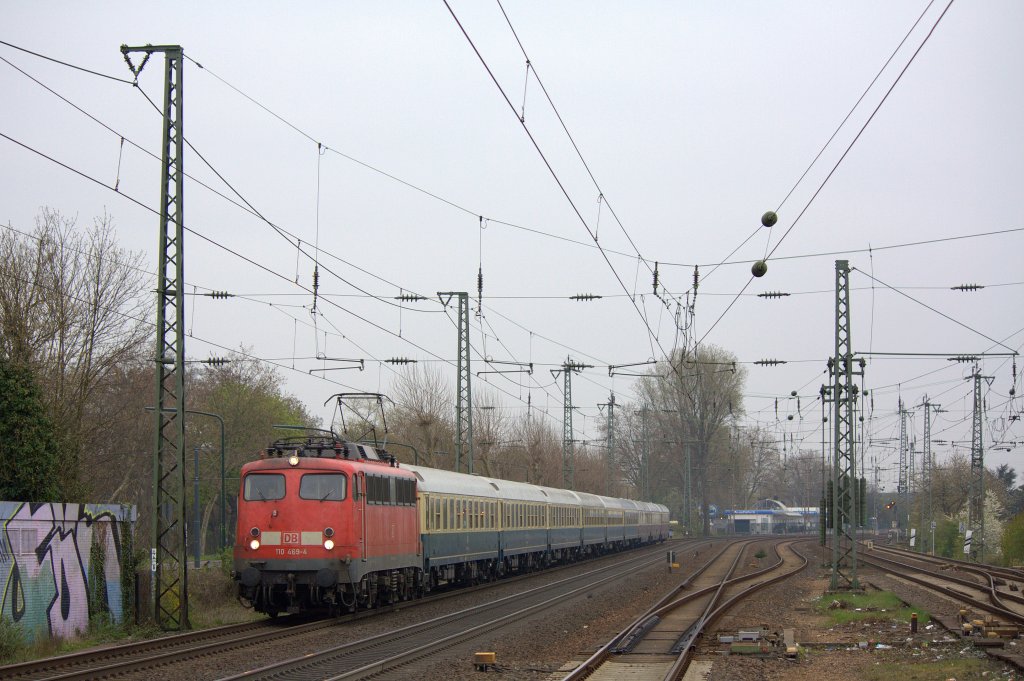 Die 110 469-4 am 05.04.2012 mit dem IC2410 in D�sseldorf Oberbilk.