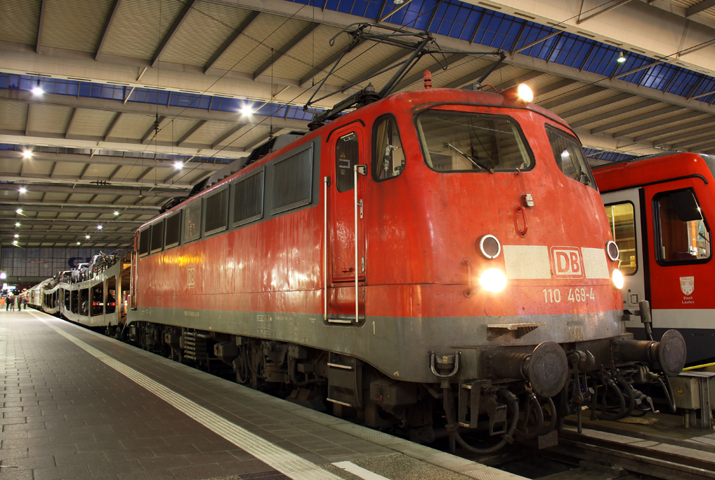 Die 110 469-4 steht mit einem AZ in Mnchen HBF am 16.07.2012