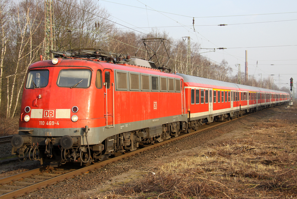 Die 110 469-4 zieht den RB35 Verstrker von Dsseldorf nach Wesel in Dinslaken ein am 16.03.2012