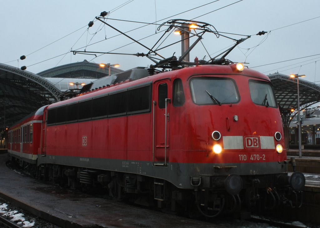 Die 110 470-2 stand am 07.01.2011 mit einem Leer-Park in Kln Hbf und wartete auf Abfahrt.