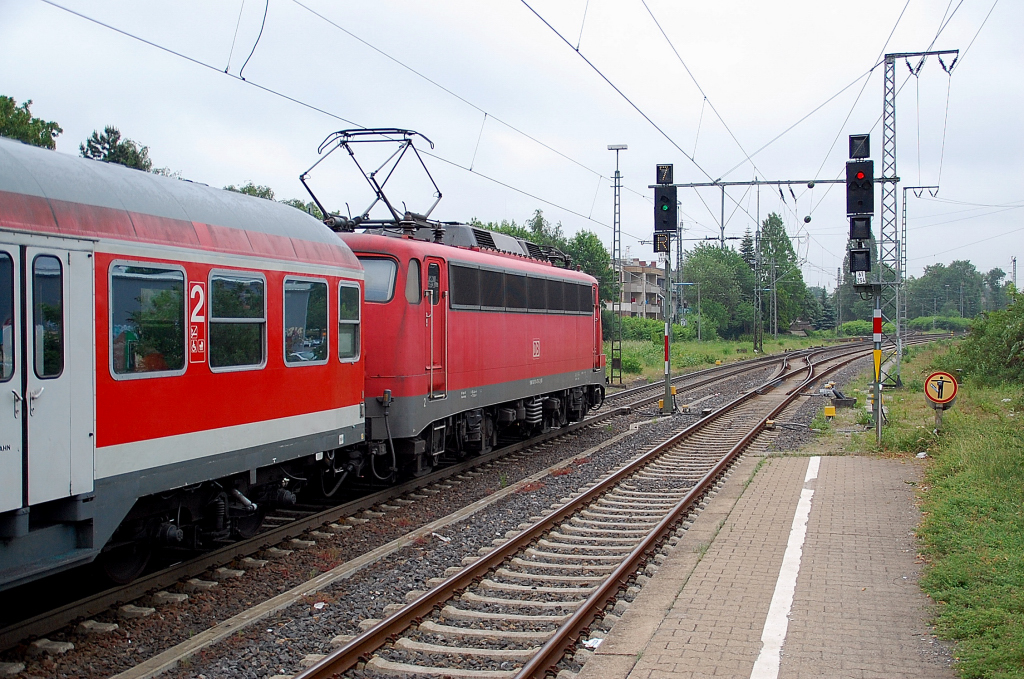 Die 110 470-2 verlsst gerade mit einem RE 4 Verstrker den Rheydter Hauptbahnhof in Richtung Erkelenz. 16 Mai 2011