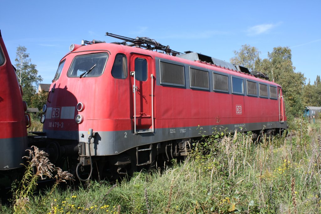 Die 110 479-3 stand am 11.10.2010 vor dem Werkstor vom Bender in Opladen.