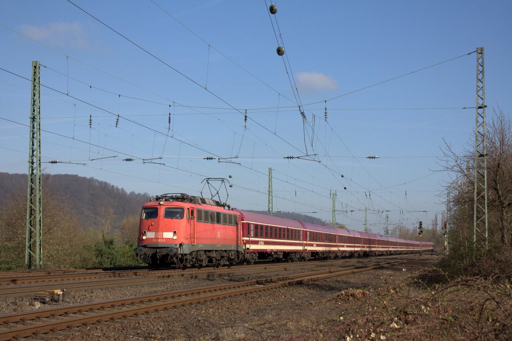 Die 110 483-5 mit der berfhrung 70671 von Mnster nach Stuttgart am 01.04.2012 in Unkel.