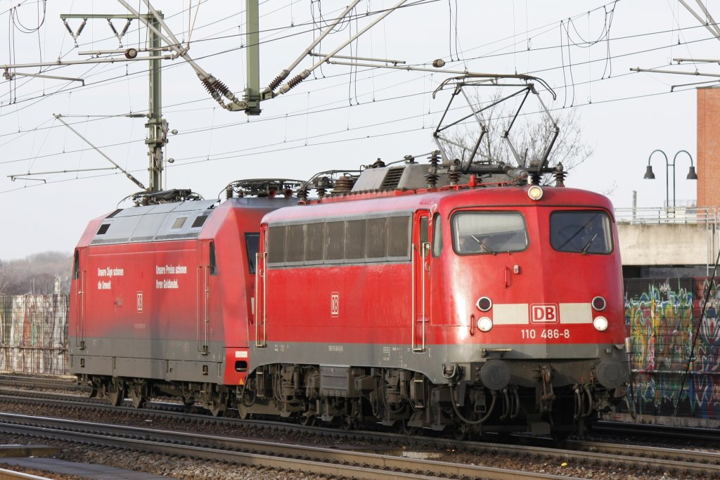 Die 110 486-8 und die 101 105-5 am 13.02.2011 in Kln Ehrenfeld.
