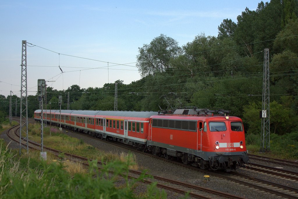 Die 110 486-8 fuhr am 28.06.2011 durch Kohlscheid.