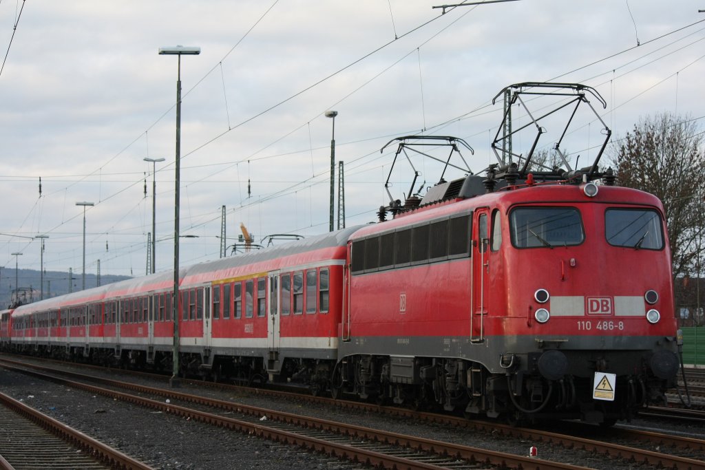 Die 110 486-8 machte ihre Sonntagsruhe am 16.01.2011 in Aachen Rothe Erde.
