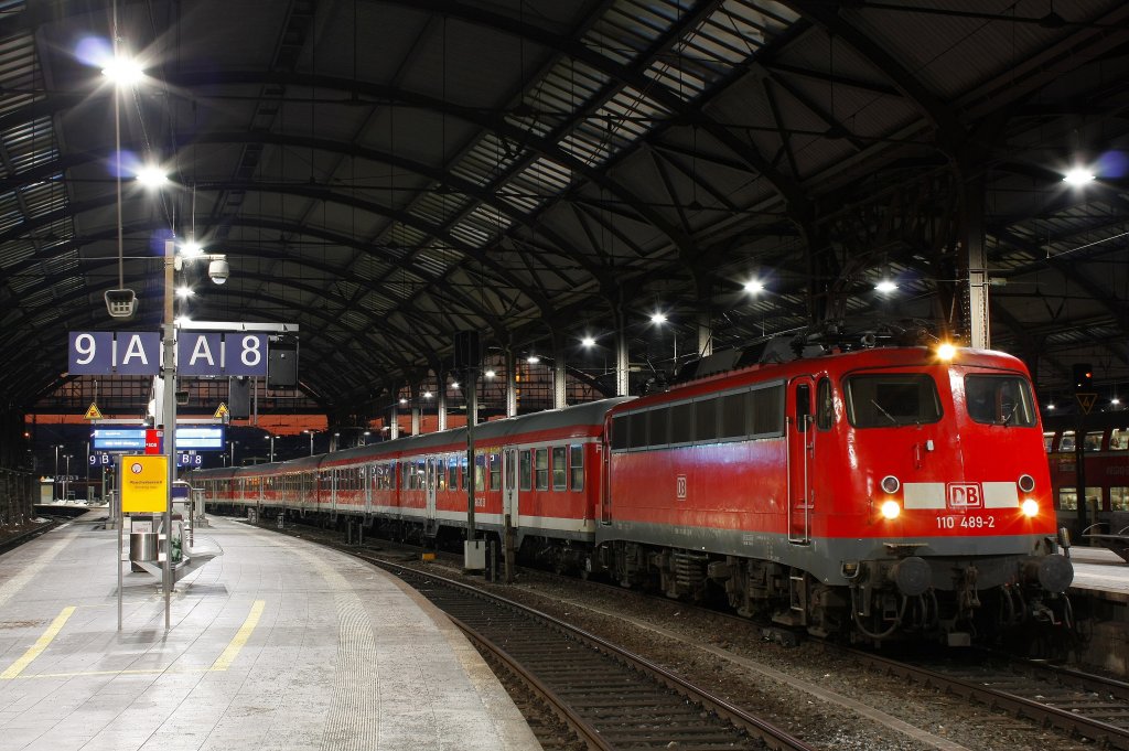Die 110 489-2 am 02.02.2012 mit einem RE4 Verstrker in Aachen Hbf.