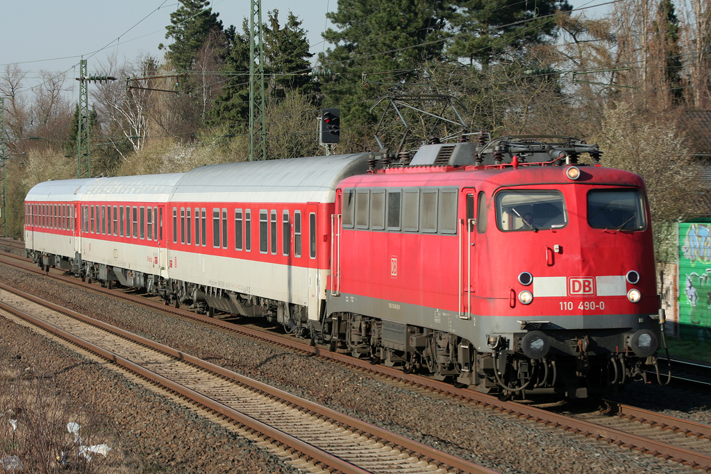 Die 110 490-0 zieht den AZ 1311 von Dortmund Bbf durch Angermund zur Bereitstellung nach D�sseldorf Hbf am 20.03.2011