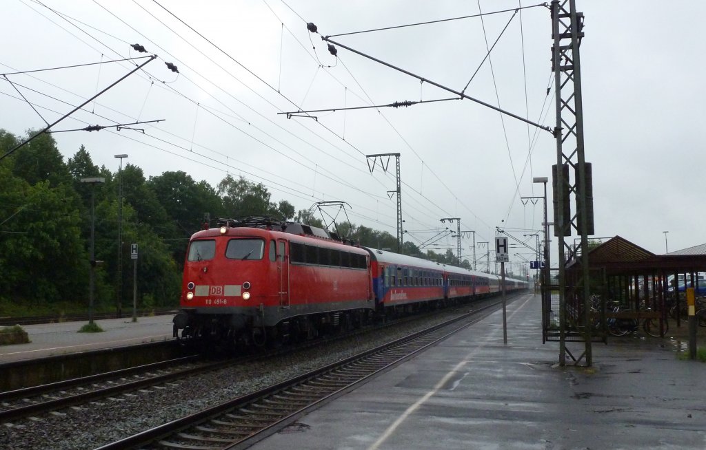 Die 110 491-8 (ehemals FanConnection) fuhr am 28.07.2012 mit einem Sonderzug nach Norddeich, hier in Leer.