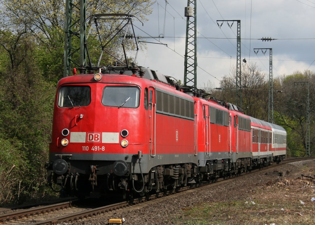 Die 110 491-8 mit einem Lokzug durch Kln-West.