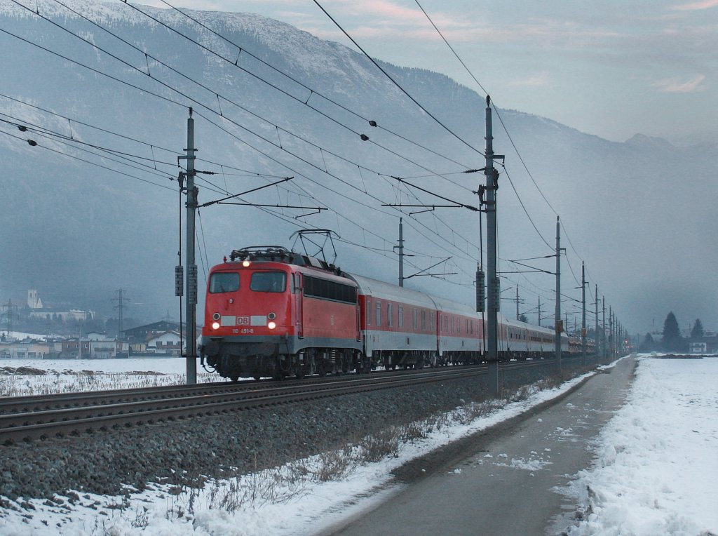 Die 110 491 am 29.01.2011 mit einem Turnuszug unterwegs bei Schwaz. 