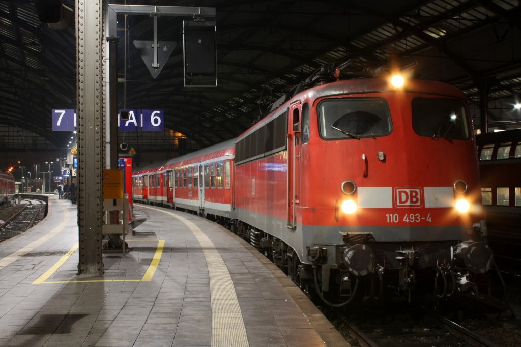 Die 110 493-4 am 14.12.2010 in Aachen Hbf.