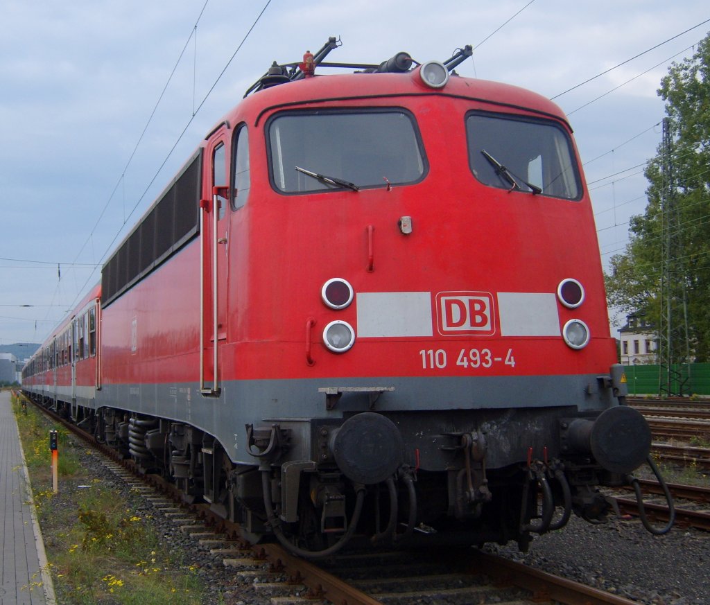 Die 110 493-4 ruht sich am Sonntagmorgen den 12.09.2010 in Aachen Rothe Erde aus und wartet darauf am Montagmorgen entweder nach D�sseldorf oder nach K�ln Messe/Deutz zu fahren. Au�erdem standen noch 110 415, 110 494 und 110 497 in Aachen Rothe Erde.