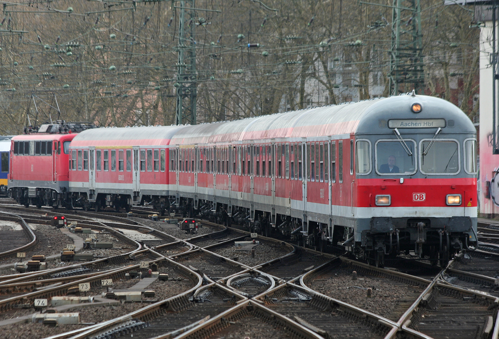 Die 110 493-4 schiebt den RE4 Verst�rker nach Aachen aus dem KDA zur Bereitstellung Richtung D�sseldorf HBF am 16.04.2010