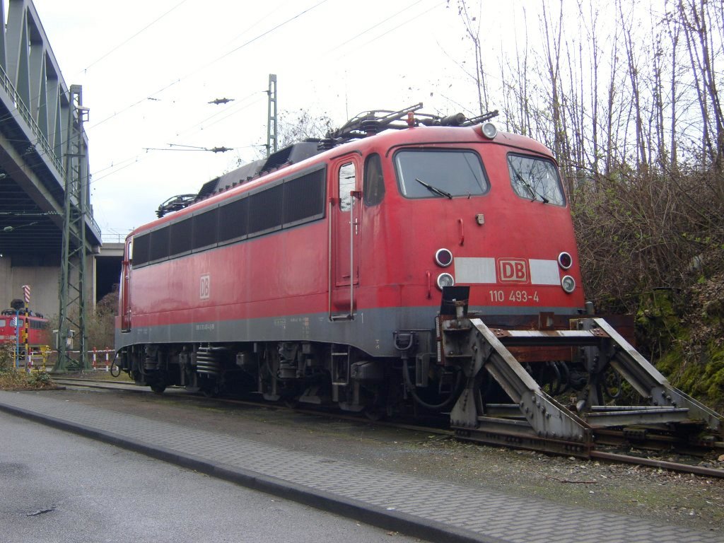 Die 110 493-4 stand am 27.03.2010 an der Drehscheibe in Kln Messe/Deutz. Bild wurde durch den Zaun Aufgenommen.