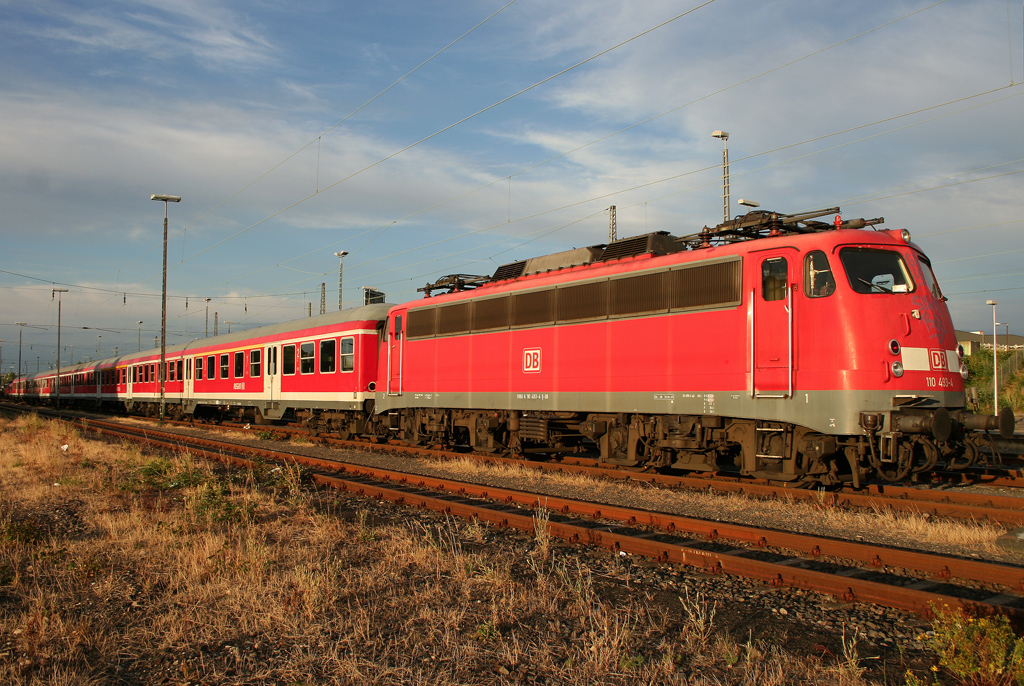 Die 110 493-4 stehen mit einem geendeten RE4 Verstrker in Aachen Rothe am 22.07.2010 Warum heisst der Bahnhof nicht Aachen Rothe Sonne^^?