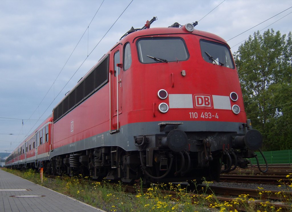Die 110 493-4 steht am 12.09.2010 mit gelbem Kraut in Aachen Rothe Erde abgestellt.