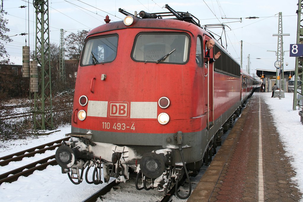 Die 110 493-4, die vorher in Regensburg und Mnchen aktiv war, zog wieder den RE4 Verstrker, aufgenommen mit freundlichem Personal am 08.01.2010