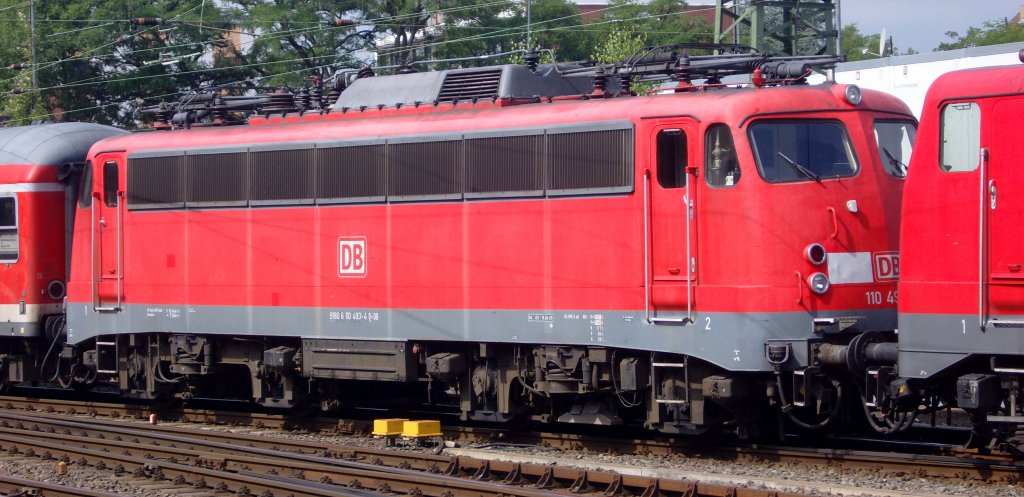 Die 110 493-4 wurde am 02.08.2010 von der 111 013-9 von Aachen Hbf nach Kln Messe/Deutz gezogen. Fotographiert in Aachen Hbf.