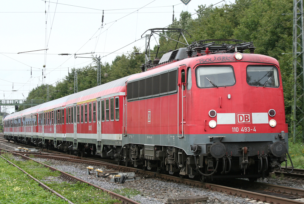 Die 110 493-4 zieht einen RE4 Verstrker von Dsseldorf nach Aachen aus Geilenkirchen am 25.08.2010
