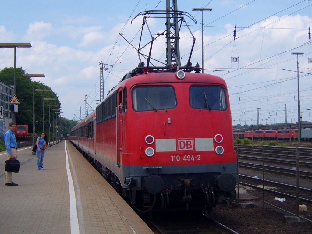 Die 110 494-2 am 14.06.2010 bei der Durchfahrt durch Aachen West richtung Mnchengladbach.