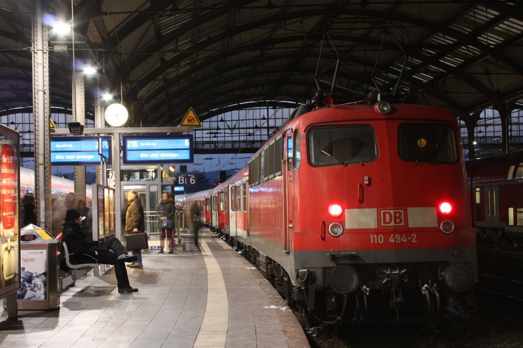 Die 110 494-2 am 17.12.2010 in Aachen Hbf.