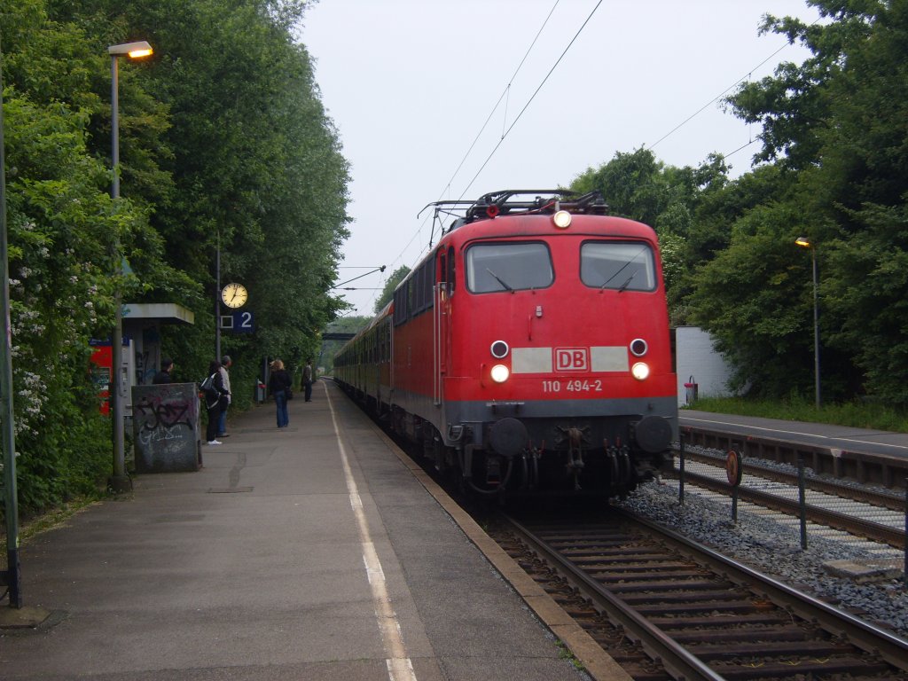 Die 110 494-2 fuhr am 15.06.2010 in Eilendorf ein.