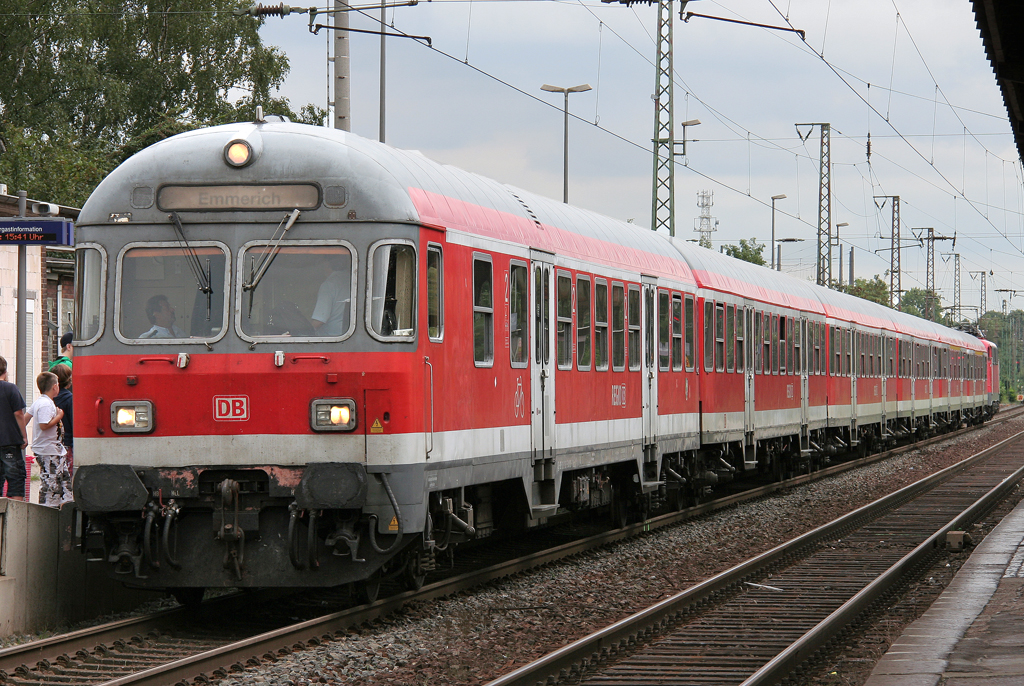 Die 110 494-2 schiebt den RE5 von Oberhausen nach Emmerich in Oberhausen Sterkrade ein am 29.07.2011