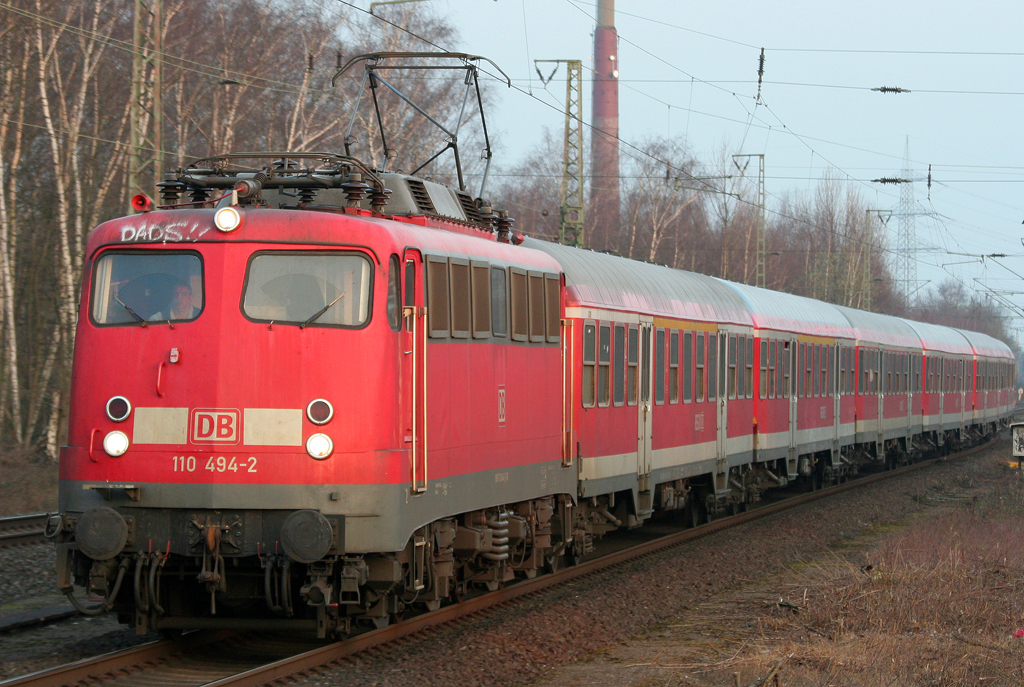 Die 110 494-2 zieht die RB35 von Dsseldorf nach Wesel durch Dinslaken am 15.03.2011