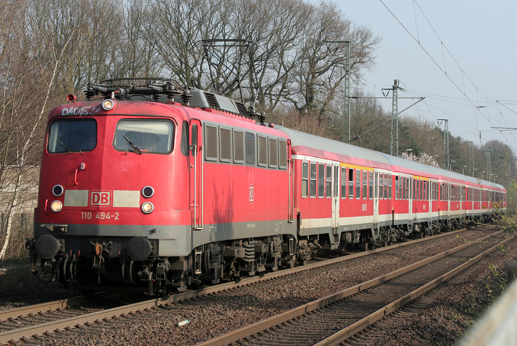 Die 110 494-2 zieht die RB35 von Dsseldorf nach Wesel aus Voerde am 29.03.2011